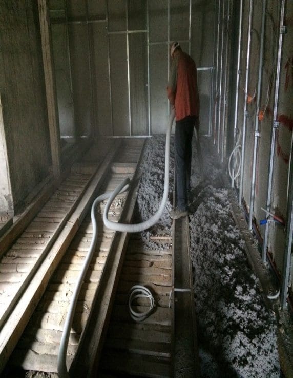 wdmuchiwanie izolacji Thermofloc na legarach w kamienicy Bydgoszcz ul. Gdańska
