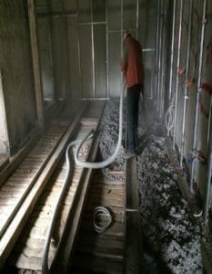 pracownik firmy wdmuchiwanie izolacji zapewnia docieplenie metodą wdmuchiwania